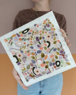Dit werk heet Blad en bloei en is 30x30 cm. In Blad en bloei volg je de nerven van de bladeren en laat je verrassen door de structuren die je tegenkomt. Annemieke houdt het werk een beetje schuin in haar handen.